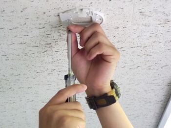 写真：ベース取り付け作業の様子