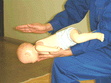 写真：背部叩打法（1歳未満の乳児・新生児）1