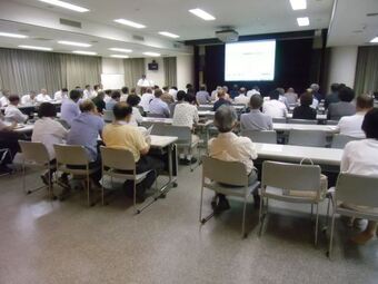 写真:報告会の様子4