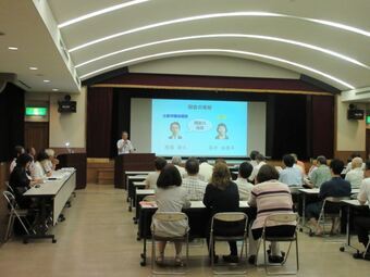 写真:報告会の様子1