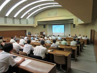 写真:報告会の様子2