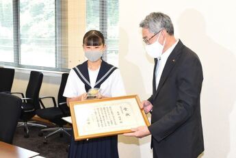 写真：桑原萌夏さんと市長1