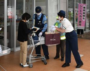 写真：交通安全啓発活動の様子