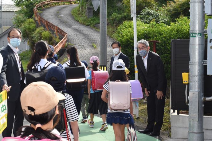 写真：登校見守りの様子