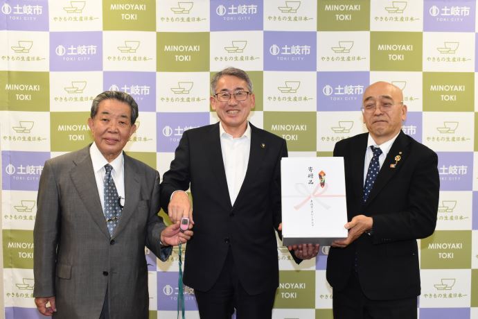 写真:パルスオキシメータ寄贈