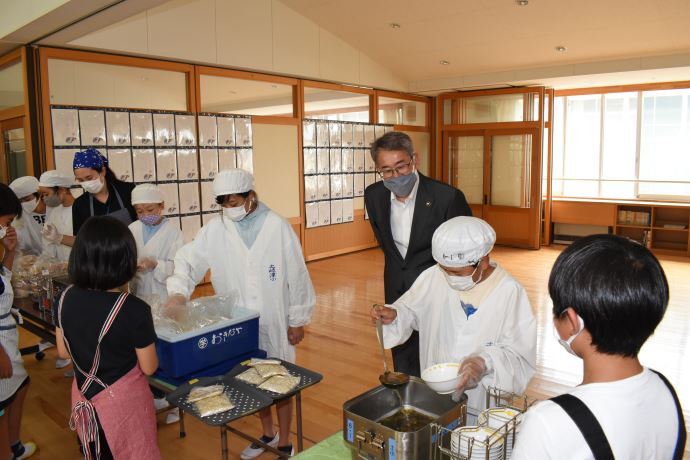 写真：給食の見学の様子