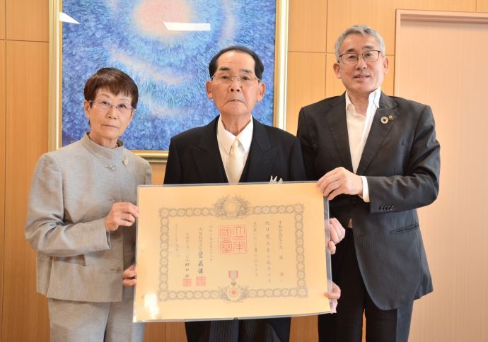 写真：叙勲受章者（旭日双光章）の報告の様子