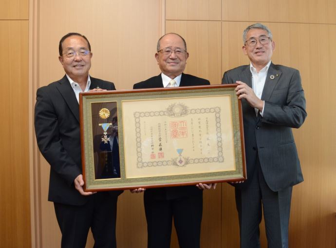 写真：叙勲受章者（瑞宝双光章）の報告の様子