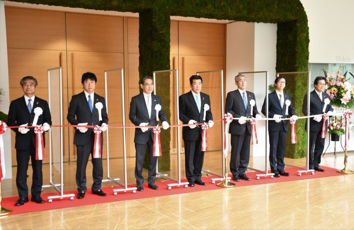 写真：テープカットする加藤土岐市長