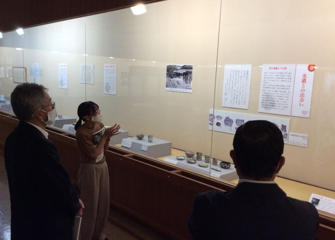 写真：学芸員から展示物の説明を受ける加藤土岐市長