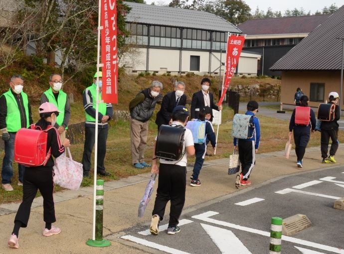 のうなん小中学校で朝のあいさつをする市長