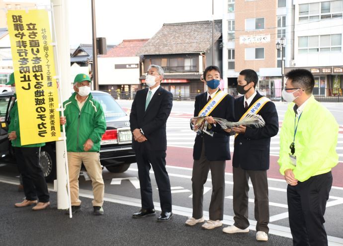 写真：駅前街頭啓発の様子1