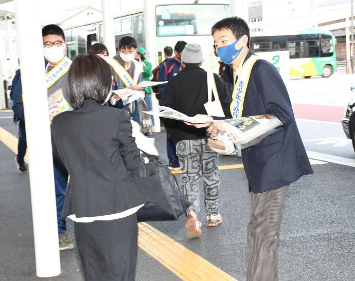 写真：駅前街頭啓発の様子2