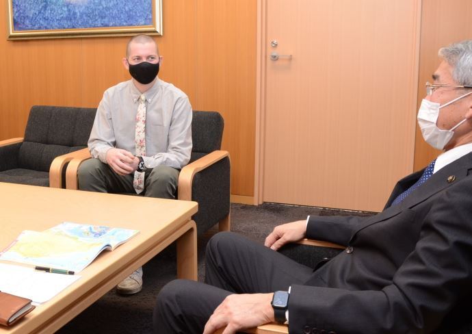 写真：新任ALTチャンスさんと面会する土岐市長