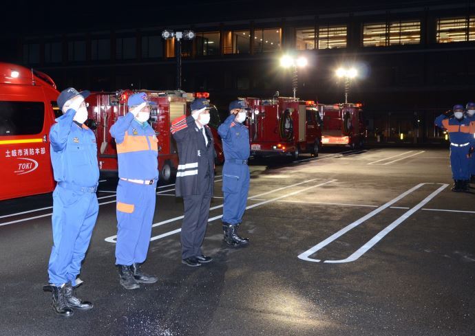 写真：年末特別夜警に出発する消防団を激励する土岐市長