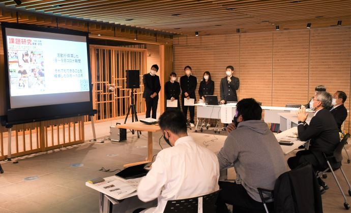 写真：生徒のプレゼンテーションを聞く土岐市長