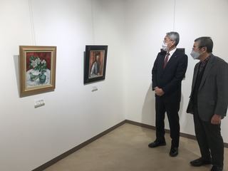 写真：東濃洋画家連盟展を鑑賞する様子