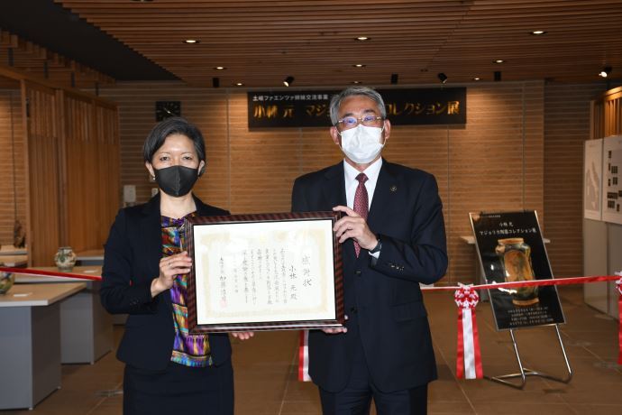 写真：感謝状を手渡す様子