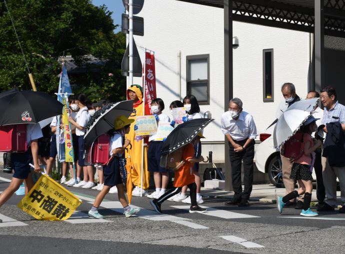 写真：あいさつデーで声をかける土岐市長