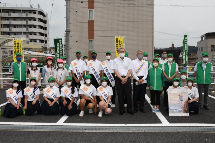 写真：中学生や保護者の皆さんと記念撮影