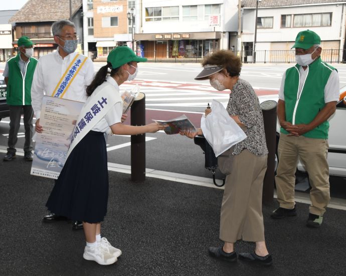 写真：街頭啓発活動の様子