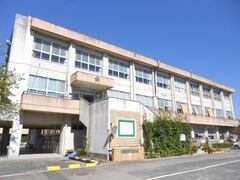 写真:改修前の泉西小学校外観