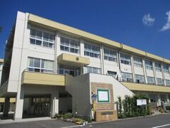 写真:改修後の泉西小学校の外観