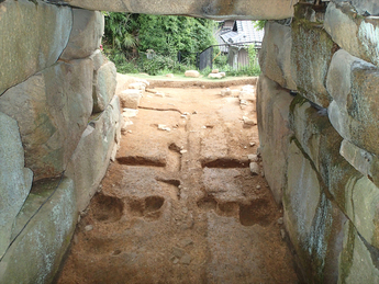 乙塚古墳の羨道の排水溝写真