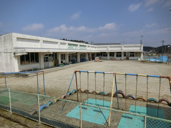 写真：園庭で遊ぶ子供たち
