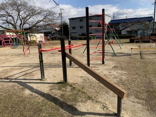 写真：寺下公園　複合健康遊具