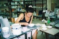 写真:マジョリカ陶器絵付け女性