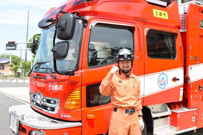 写真：消防車と加藤健祐