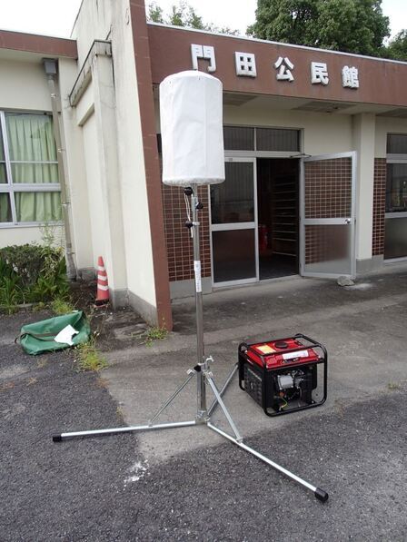 写真：防災用発電機及び照明器具