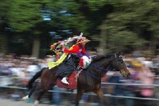 八幡神社の例祭である鏑流馬神事の写真