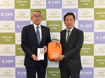 写真：AED寄付贈呈式での記念撮影