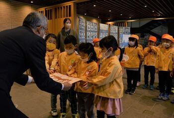 写真：花園保育園カレンダー寄贈の様子