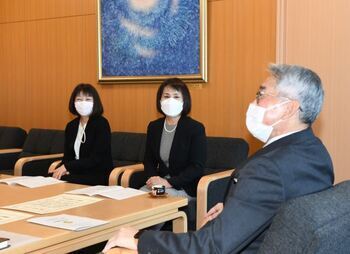 写真：受賞報告をする土本さんと石中さんの様子