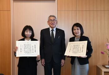 写真：土本さんと石中さん、市長との記念撮影
