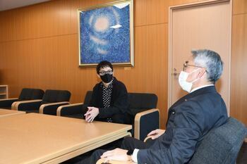写真：市長と談笑する尾関さんの様子