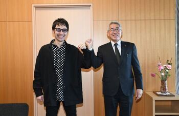 写真：尾関さんと市長の記念撮影