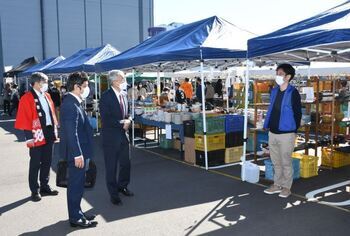 写真：視察に訪れた加藤市長の様子