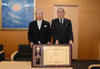 写真：叙勲受章報告の記念撮影
