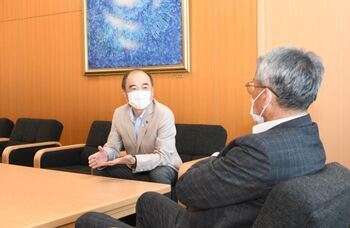 写真：市長に退任あいさつする加藤さんの様子