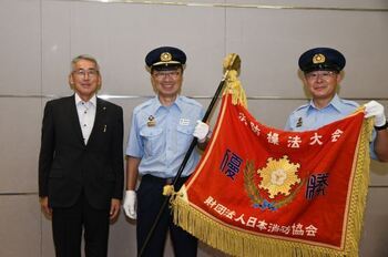 写真：市長への報告と記念撮影