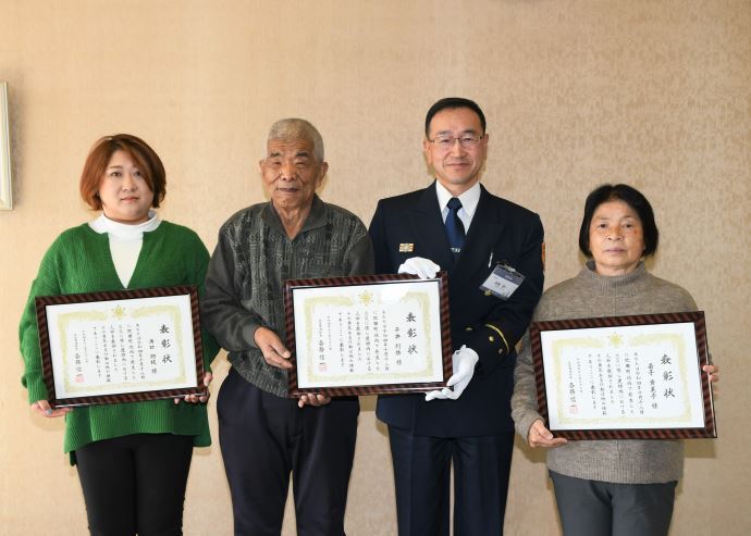 写真：表彰された3名と消防長の記念撮影