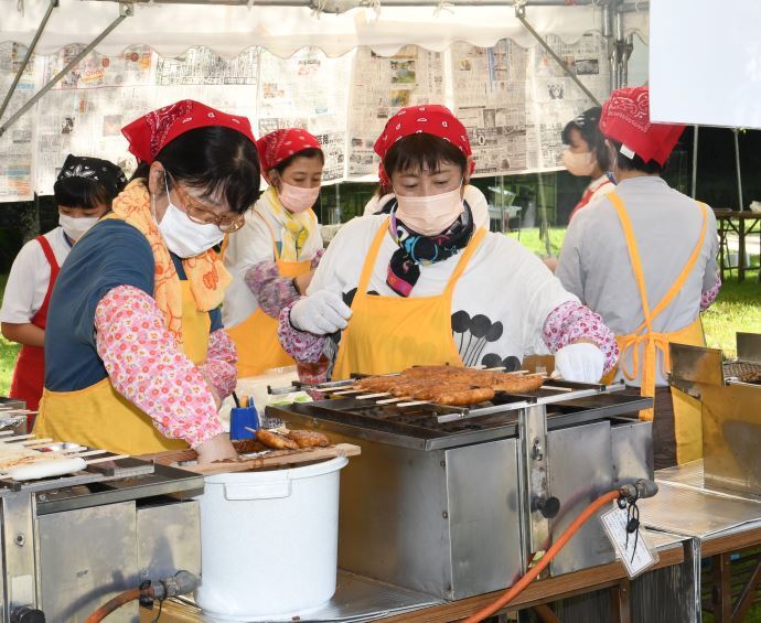 写真：みそ汁や五平餅の販売の様子