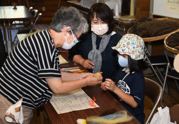 写真：毛糸紡ぎ体験の様子