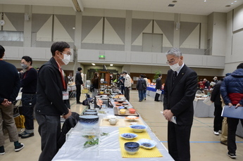 写真：美濃焼新春見本市視察