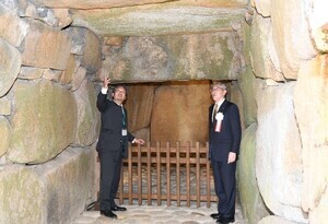 完成式典　石室を見学する市長