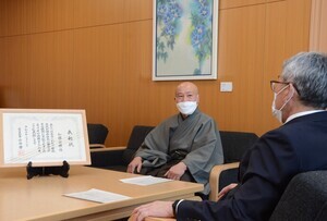加藤様から報告を受ける市長